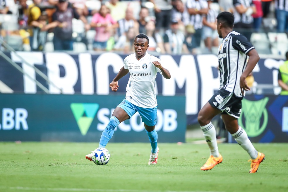 Nathan Fernandes e Jemerson na vitória do Atlético-MG diante do Grêmio — Foto: Lucas Uebel/Grêmio FBPA
