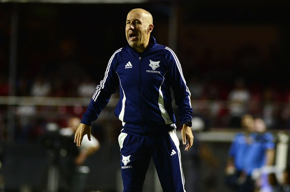 Leonardo Jardim, treinador do Cruzeiro, durante jogo contra o São Paulo pelo Campeonato Brasileiro — Foto: Marcos Ribolli
