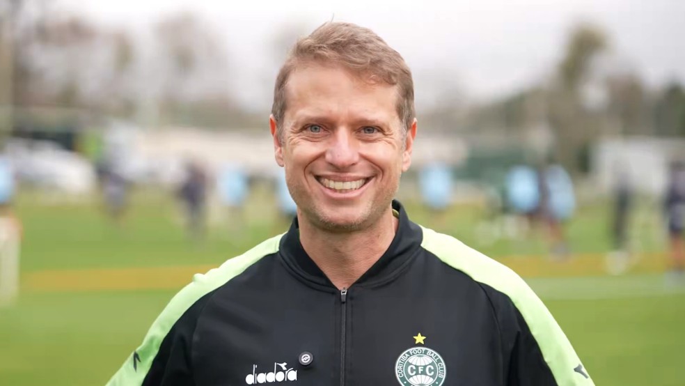 Fernando Seabra anuncia permanência no Coritiba