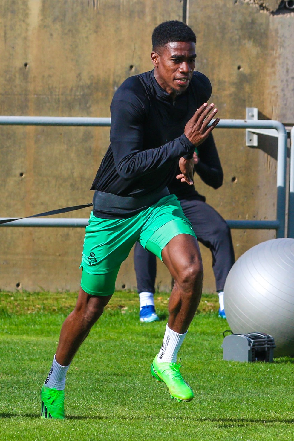 Félix Torres durante treinamento do Santos Laguna — Foto: Divulgação