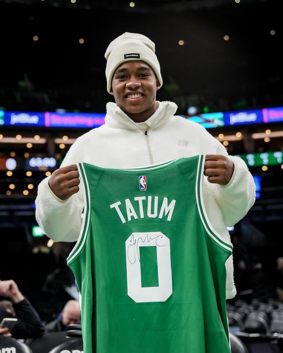 Endrick, do Palmeiras, recebe camisa de Jayson Tatum, do Boston Celtics — Foto: Divulgação