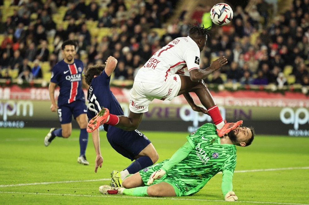 Singo acerta um pisão no rosto de Donnarumma durante o jogo entre Monaco e PSG — Foto: AFP
