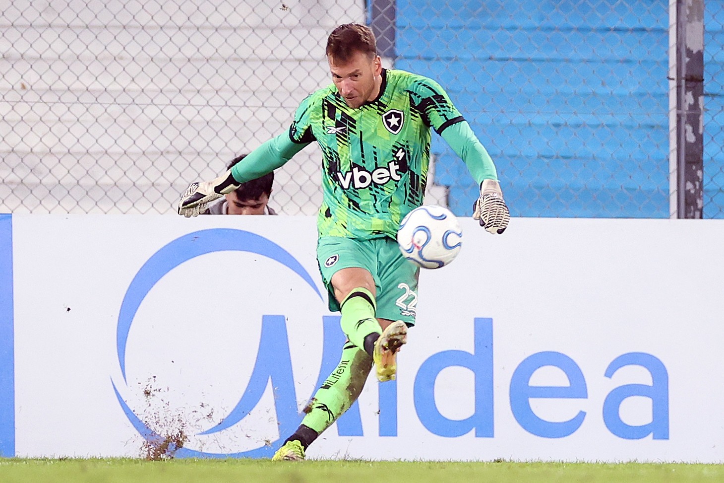 Neto se recupera de falha e ganha sobrevida com Franclim no Botafogo | Ge