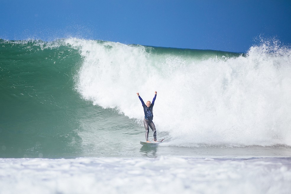 Tati Weston-Webb comemora no mar de J-Bay Tatiana  — Foto: Alan Van Gysen/World Surf League