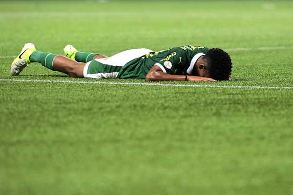 Palmeiras comete erros e distancia-se do título após atuação decepcionante.