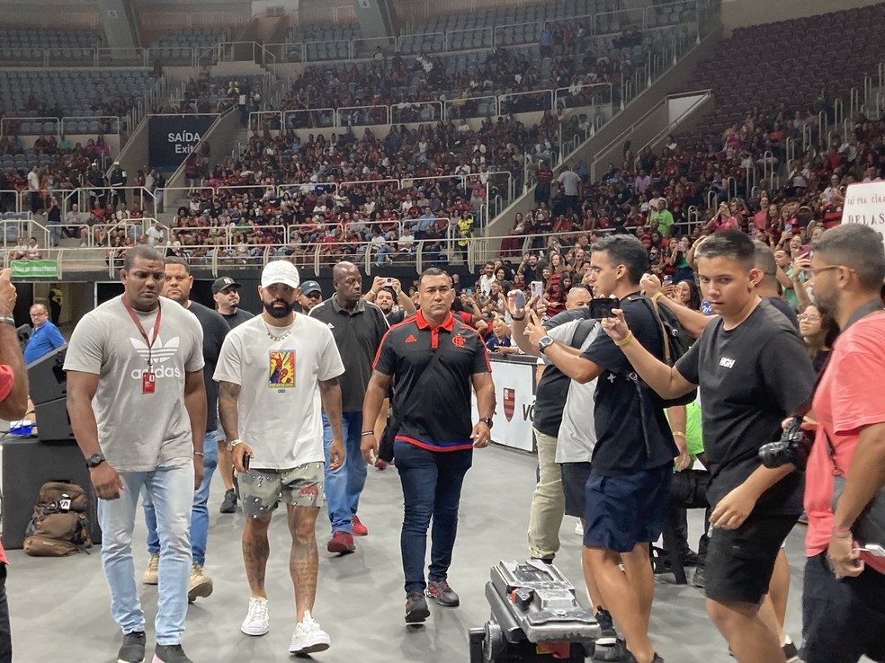 Gabigol acompanha clássico no vôlei entre Sesc-Flamengo e Fluminense — Foto: Juliana Motta