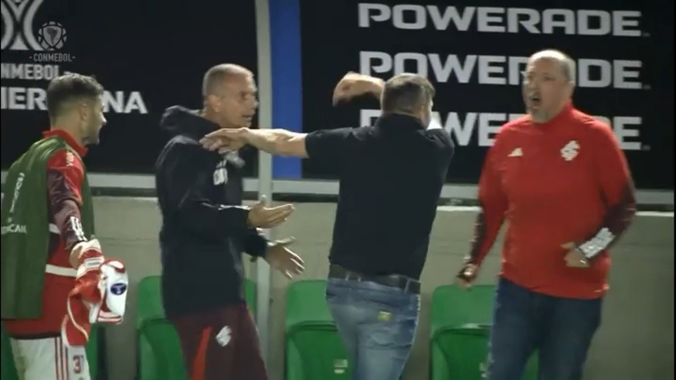 Coudet saiu de campo irritado com parte da torcida — Foto: Reprodução/ESPN