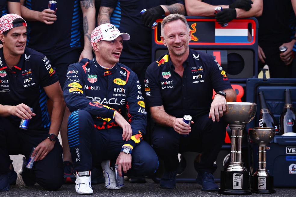 Max Verstappen e Christian Horner celebram vitória no GP do Japão da F1 2024 — Foto: Bryn Lennon - Formula 1/Formula 1 via Getty Images