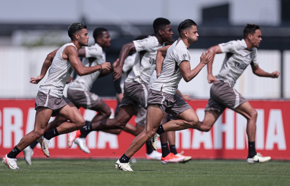 Jogadores do Corinthians correm em treino — Foto: Rodrigo Coca / Ag.Corinthians