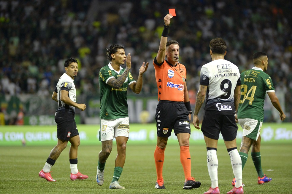 Yuri Alberto foi expulso por simulação em Palmeiras x Corinthians — Foto: Marcos Ribolli