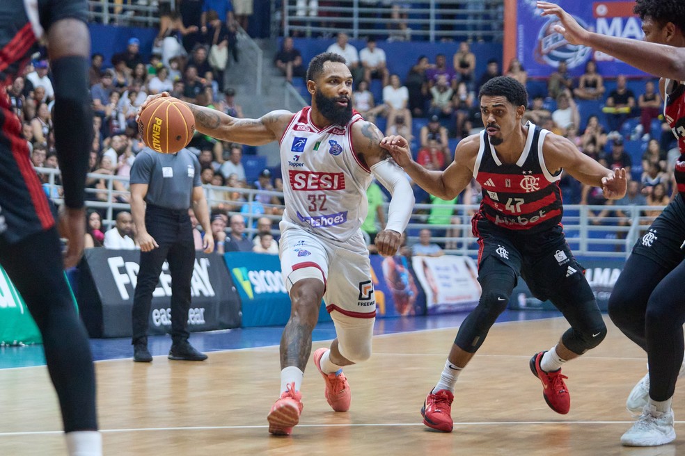 David Jackson e Alexey duelam em Franca x Flamengo, pela semifinal do NBB — Foto: Marcos Limonti/Sesi Franca