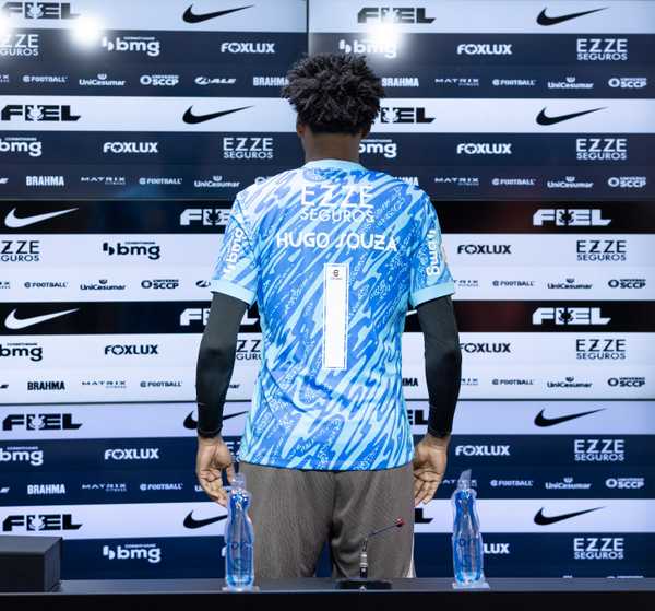 Hugo Souza busca retomar protagonismo da camisa 1 no Corinthians após 13 anos.