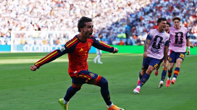 Ferran Torres para comemorar o gol do título