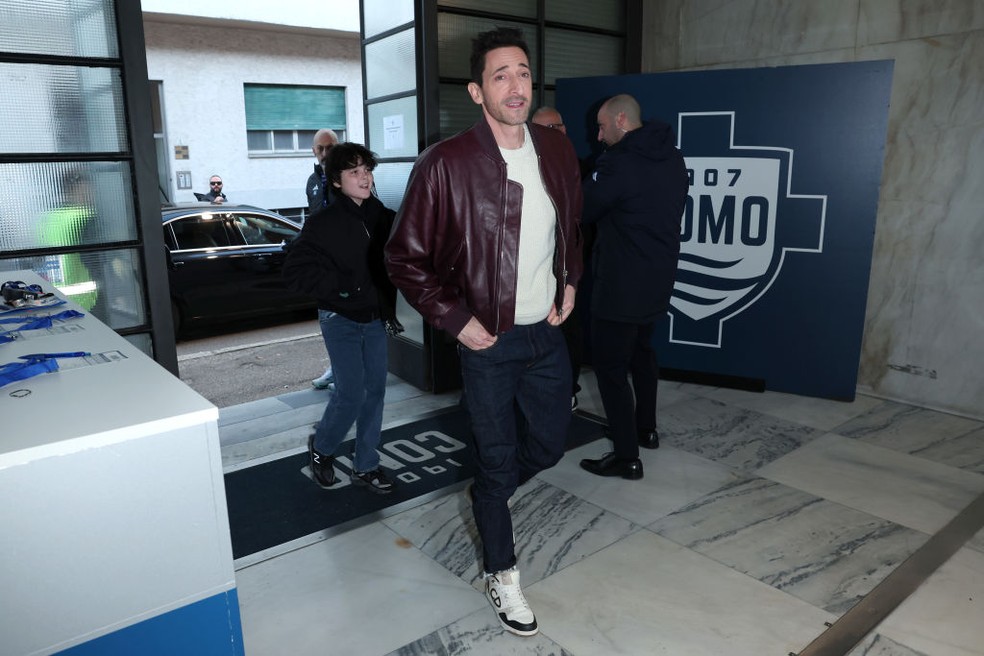 Adrien Brody chega para assistir jogo do Como no estádio Giuseppe Sinigaglia — Foto: Getty Images