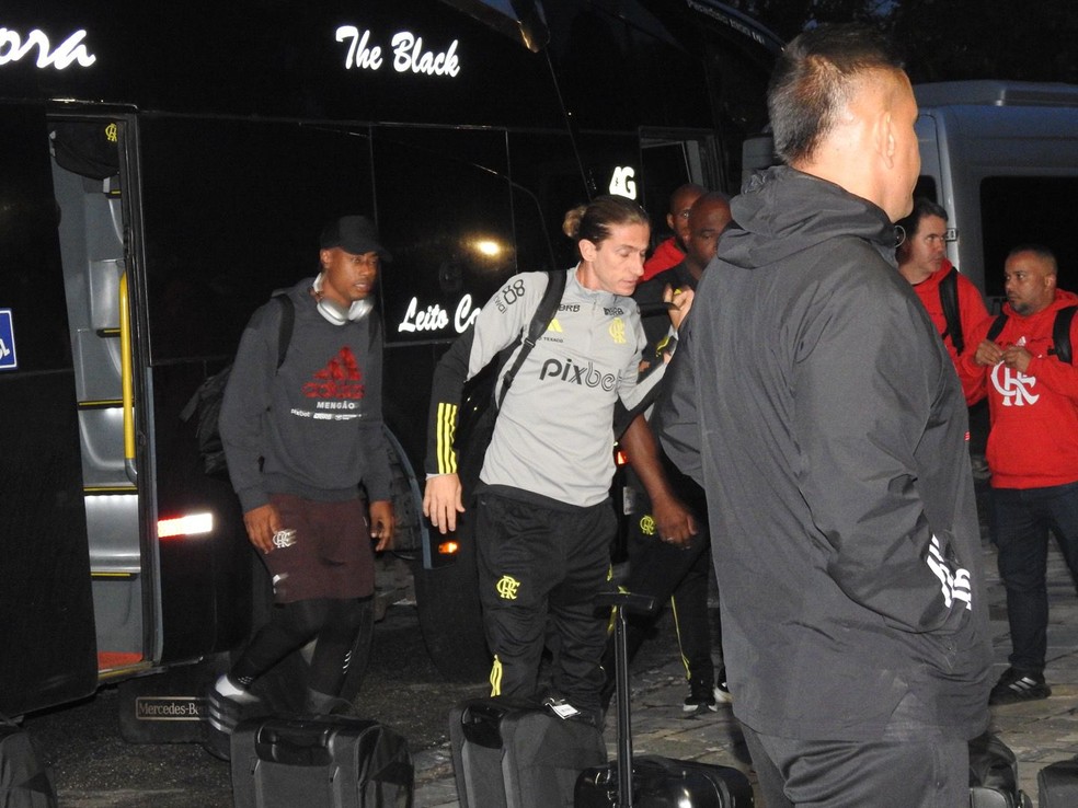 Filipe Luis e Bruno Henrique na chegada do Flamengo em São Paulo — Foto: Fred Gomes