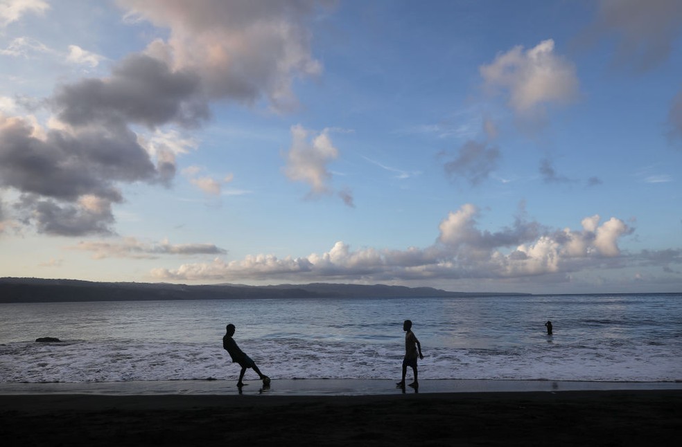 Elevação do nível do Oceano Pacífico está afetando gravemente o futebol da Oceania — Foto: Getty images