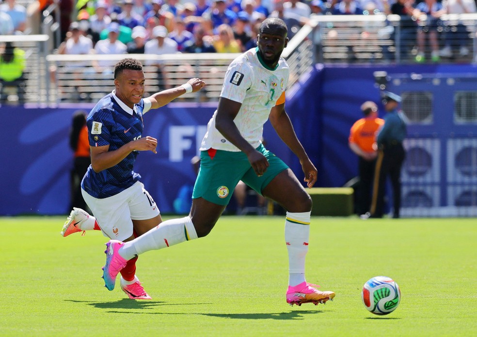Koulibaly domina a bola na frente de Mbappé — Foto: Reuters