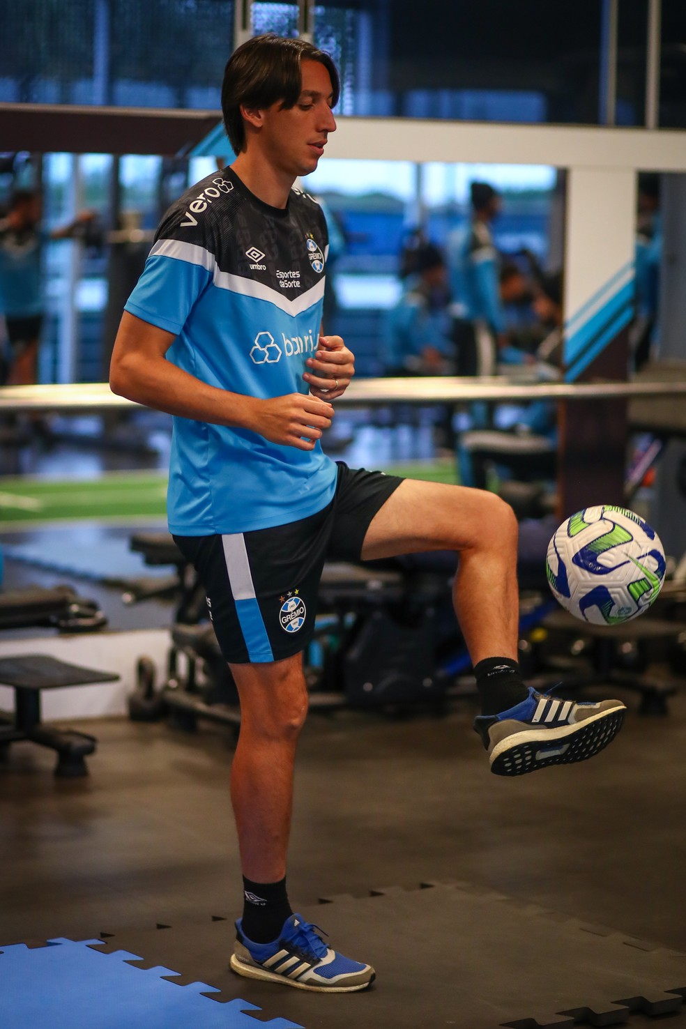 Geromel em treino do Grêmio na academia do CT Luiz Carvalho — Foto: Lucas Uebel/Grêmio