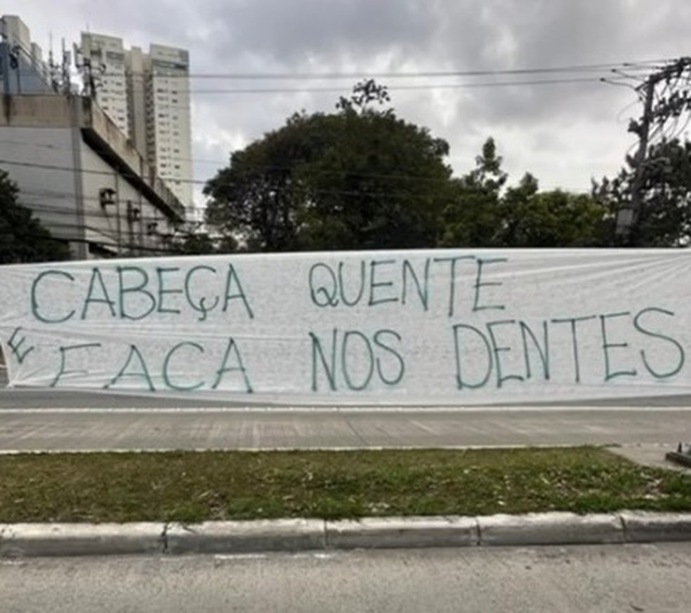 Torcedores do Palmeiras levam kit com doces e faixas para protestar — Foto: Reprodução