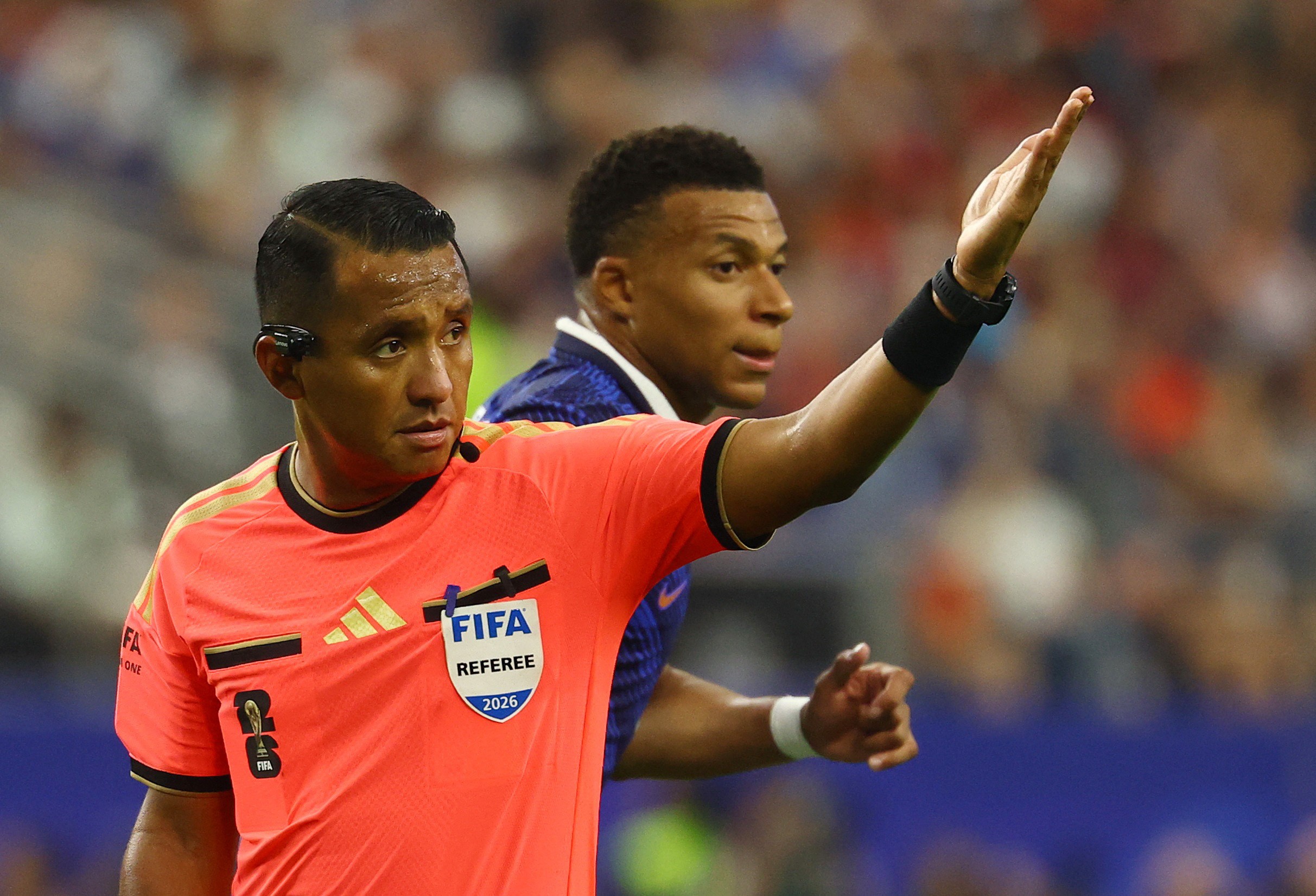 Chefe de arbitragem da Fifa rebate crítica de Deschamps e defende árbitro da semifinal da Copa