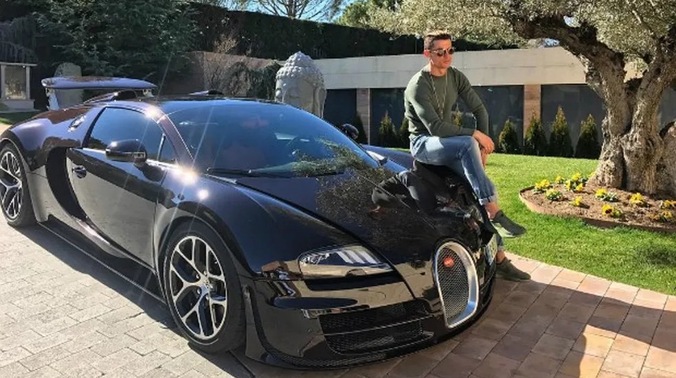 Cristiano Ronaldo posa com seu Bugatti Veyron — Foto: Reprodução Instagram