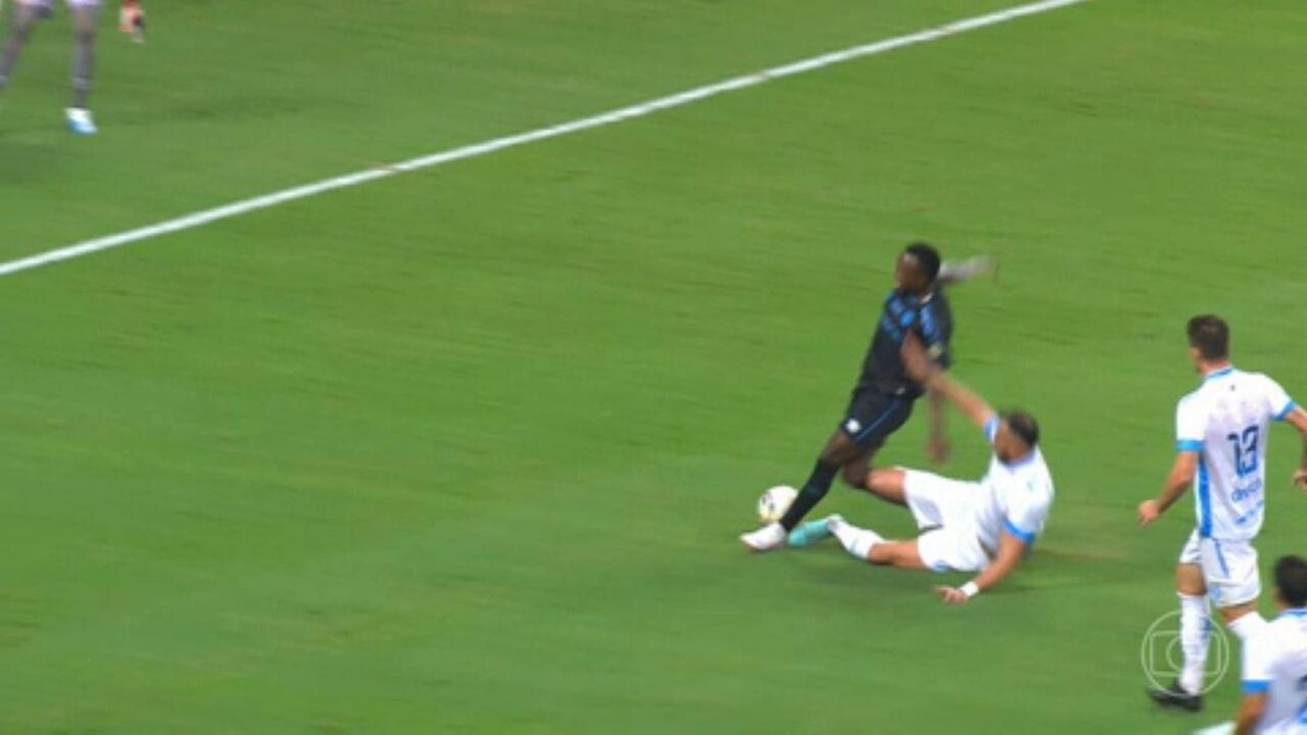 Jogadores reservas enfrentam equipe sub-17 em treino do Grêmio, Renato se reúne com vice