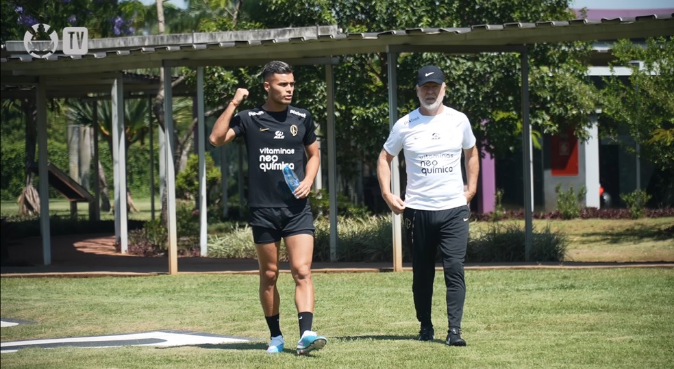 Fausto Vera com Mano Menezes no treinamento — Foto: Reprodução/YouTube