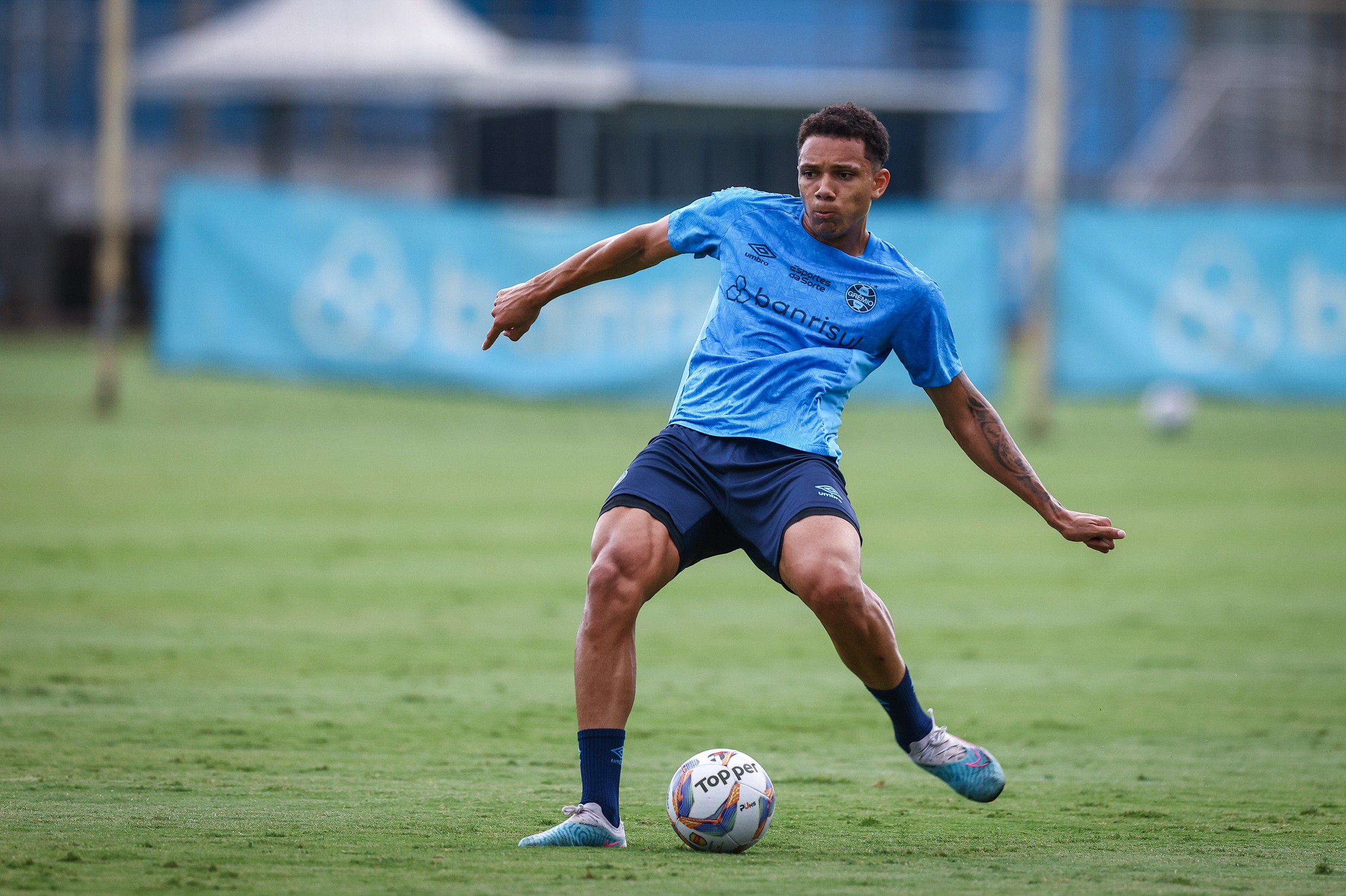 Grêmio recusa proposta por zagueiro da base; valores não foram divulgados.