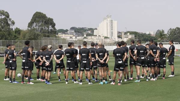 Corinthians tem titulares em campo e treina posse de bola e pressão no ataque