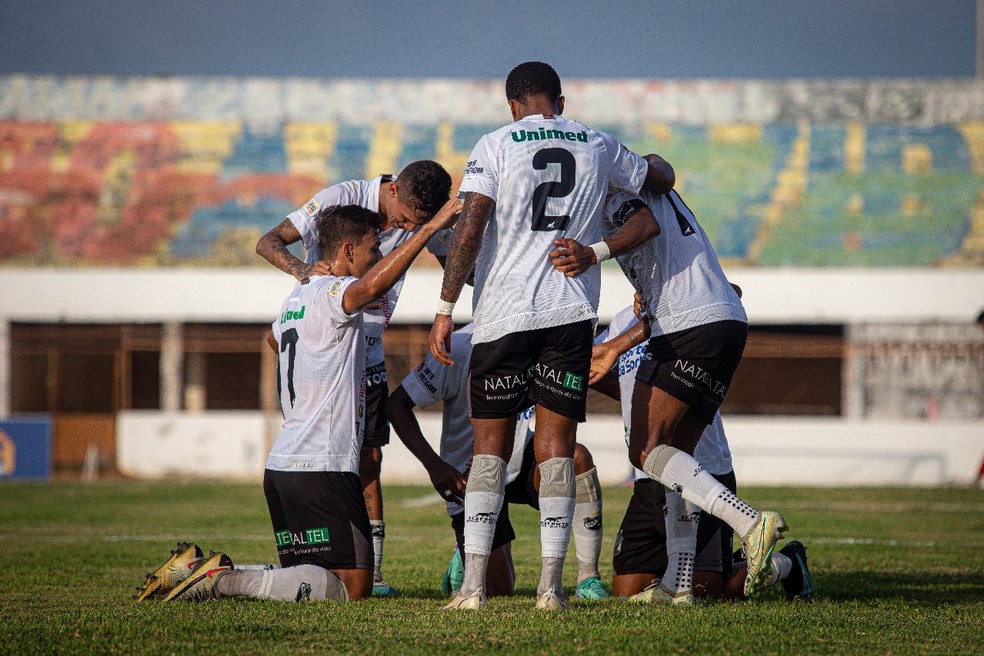 Jogadores do ABC comemoram gol no Nogueirão — Foto: Rennê Carvalho/ABC