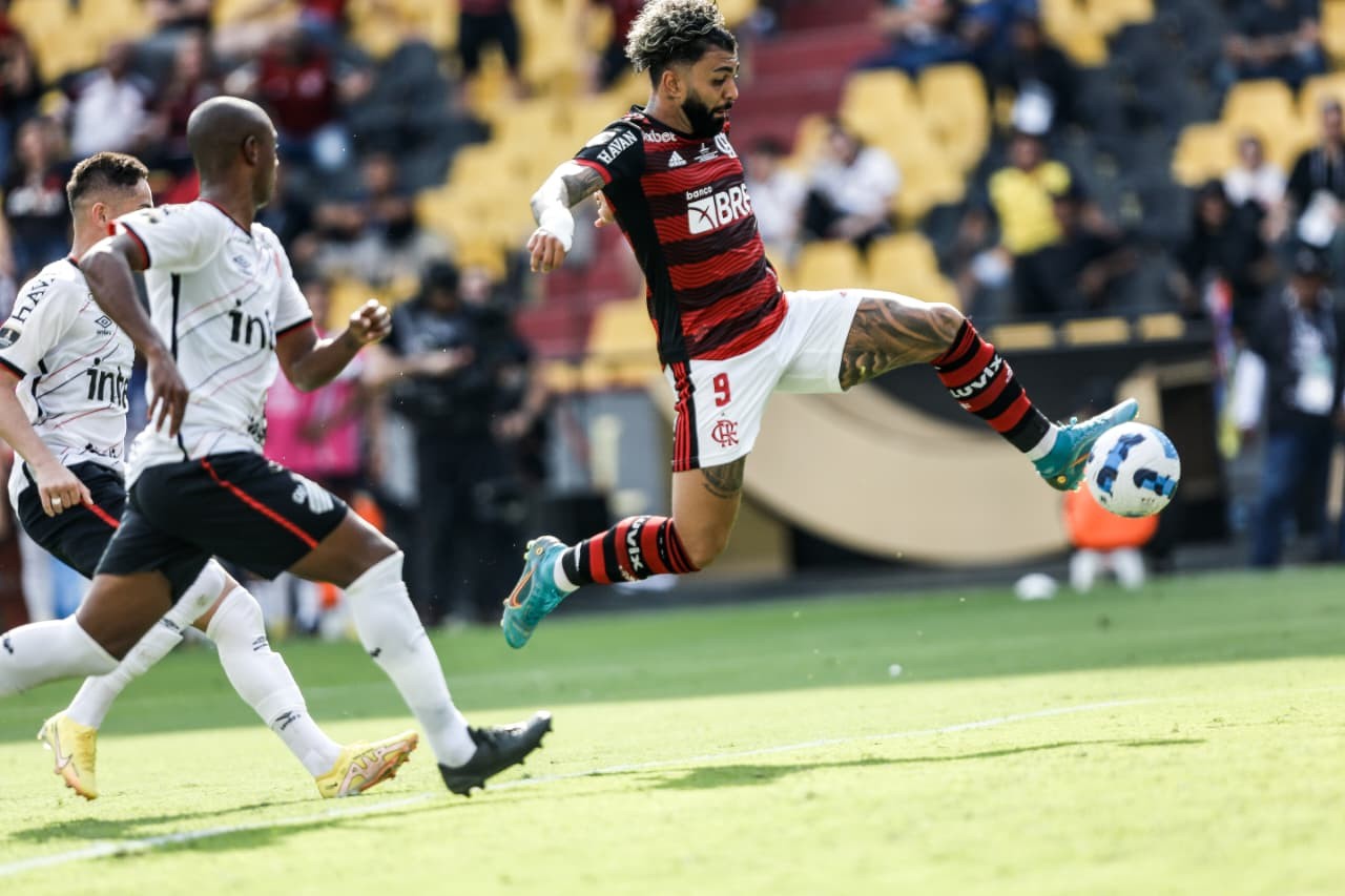 Jogadores do Flamengo em campo, com estádio ao fundo