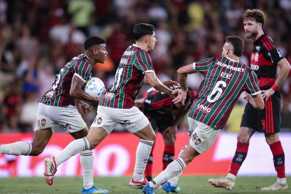 Savarino entra e muda a cara do Fluminense em clássico acirrado