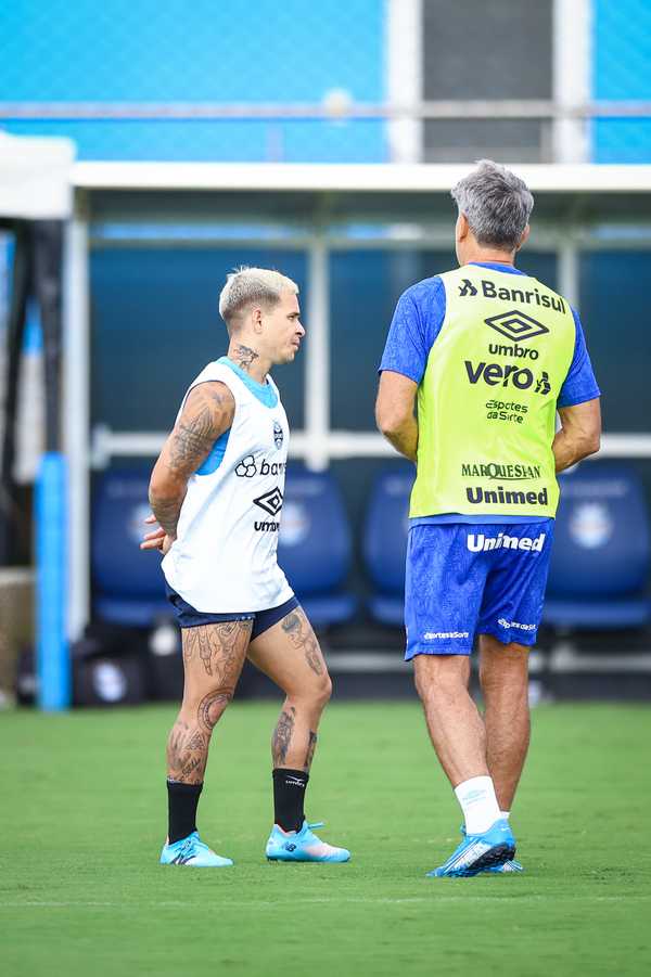 Soteldo treina à parte e conversa com Renato durante atividade no Grêmio
