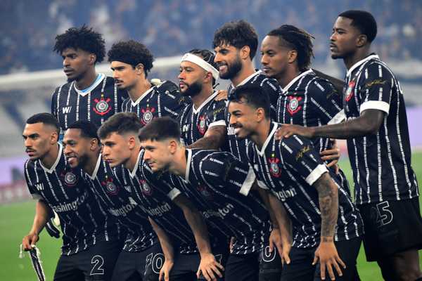Desencanto de Memphis guia Corinthians para goleada; avalie as atuações.