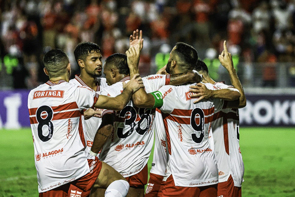 Jogadores do CRB comemoram o gol de Anselmo Ramon — Foto: Ailton Cruz