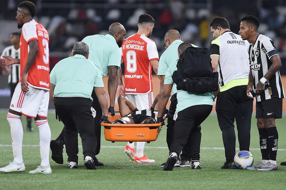 Junior Santos deixa Botafogo x Inter machucado — Foto: Alexandre Durão
