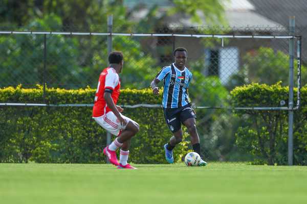 Inter supera reforçado Grêmio de Arezo e Aravena em vitória no Gre-Nal.