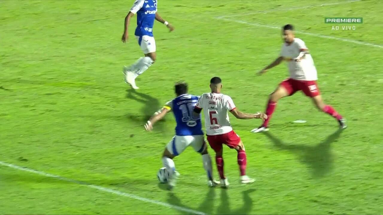 Árbitro detecta toque de mão no ataque do Cruzeiro em revisão no VAR