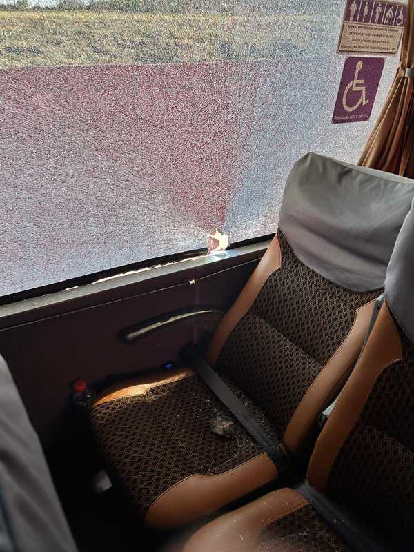 Apedrejamento do ônibus do Corinthians antes de partida contra o Vitória