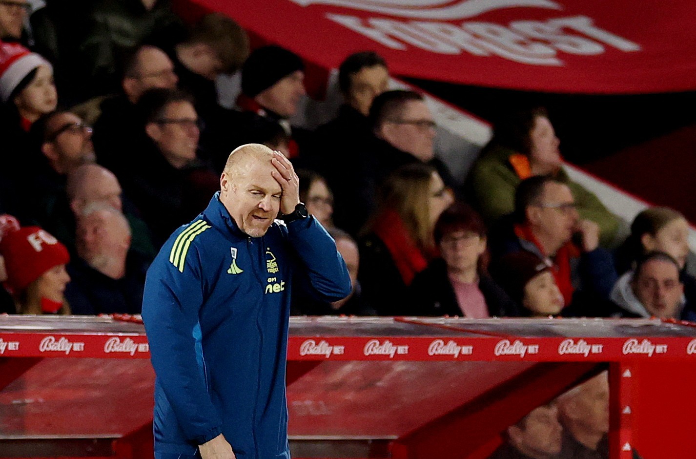 Nottingham Forest demite o terceiro treinador em cinco meses