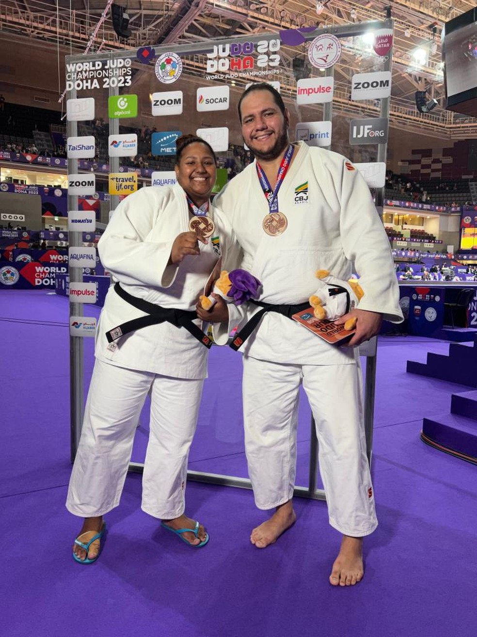 Bia Souza e Rafael Baby conquistam o bronze no Mundial de Judô em Doha — Foto: Guilherme Costa