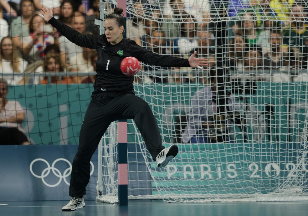 Gabi, goleira da sele��o feminina do handebol, em a��o contra a Hungria nas Olimp�adas de Paris � Foto: Luiza Moraes / COB