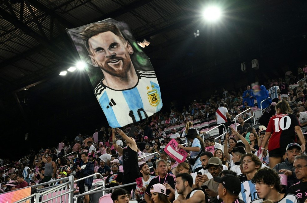 Messi lota estádio com famosos para assistir partida da MLS