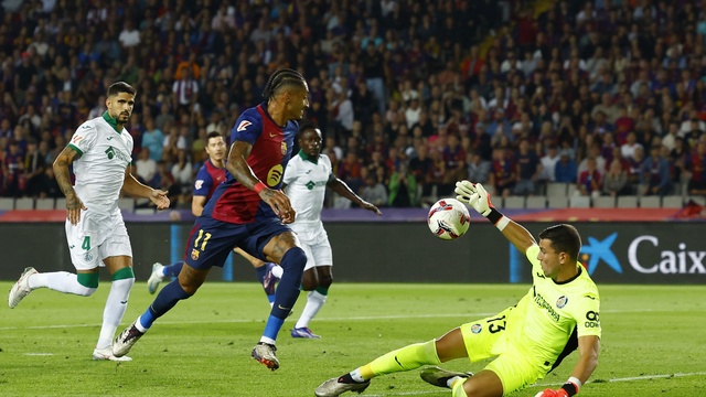 Raphinha tenta o chute na saída do goleiro Soria em Barcelona x Getafe
