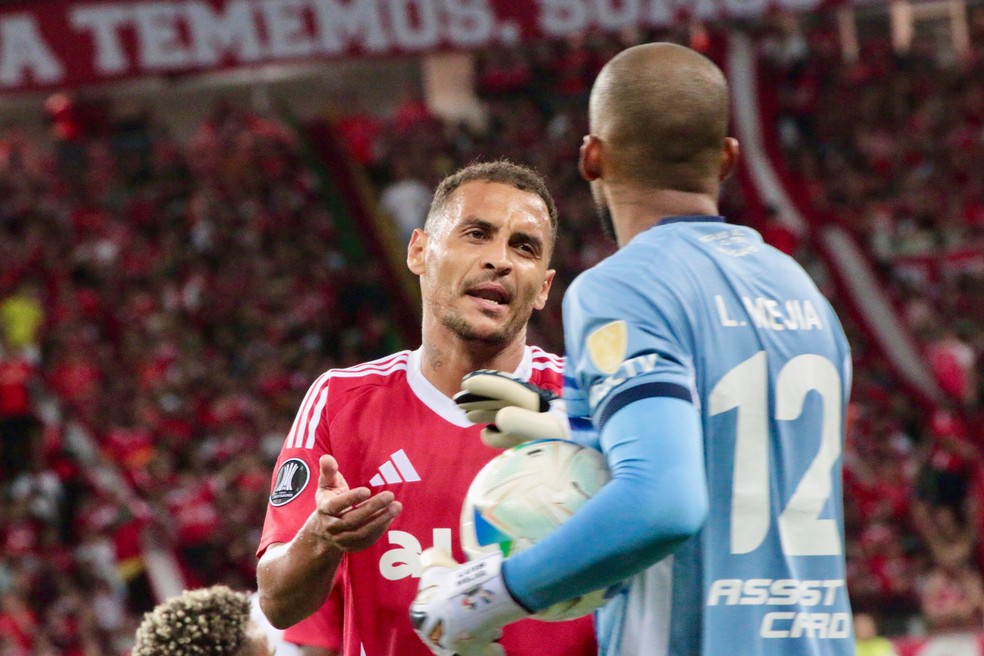 Alan Patrick marcou, mas não conseguiu dar a vitória ao Inter — Foto: Tomás Hammes