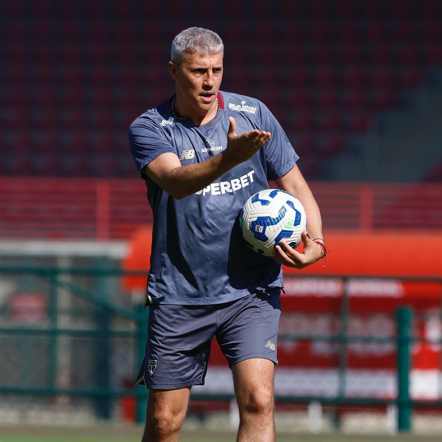 São Paulo sem Lucas enfrenta Bragantino em partida importante