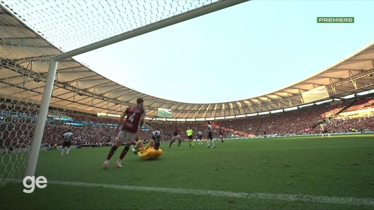 Corintiano Carlos Miguel reconhece falha defensiva no gol do Flamengo.