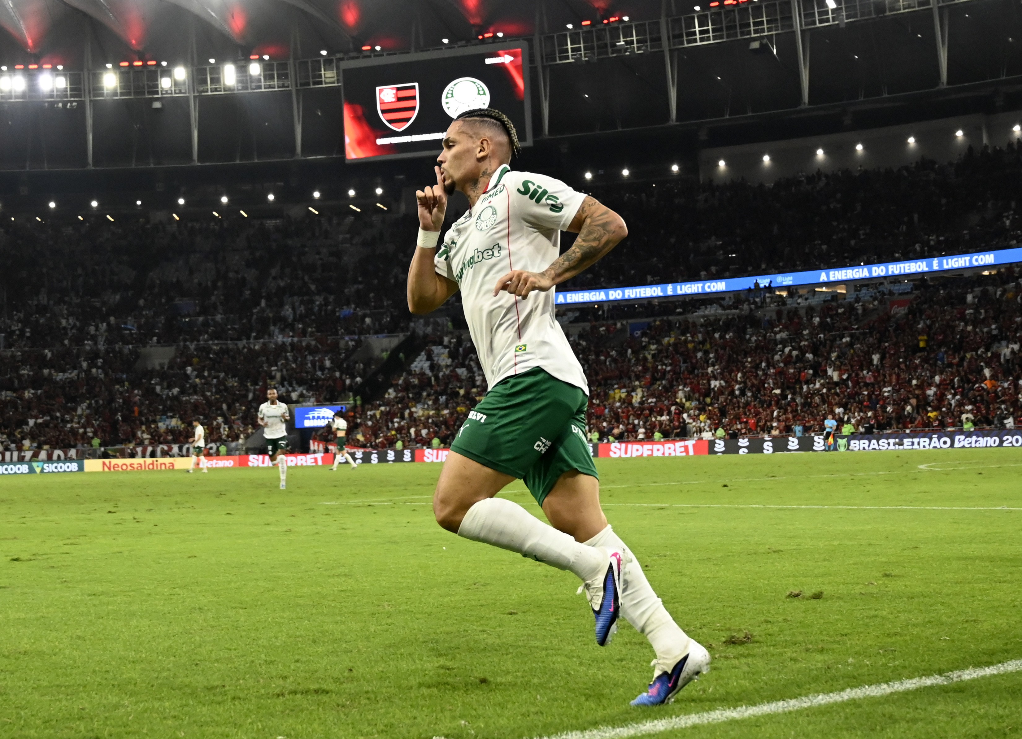 Flamengo x Palmeiras: comemoração de gol de Paulinho causa confusão entre jogadores