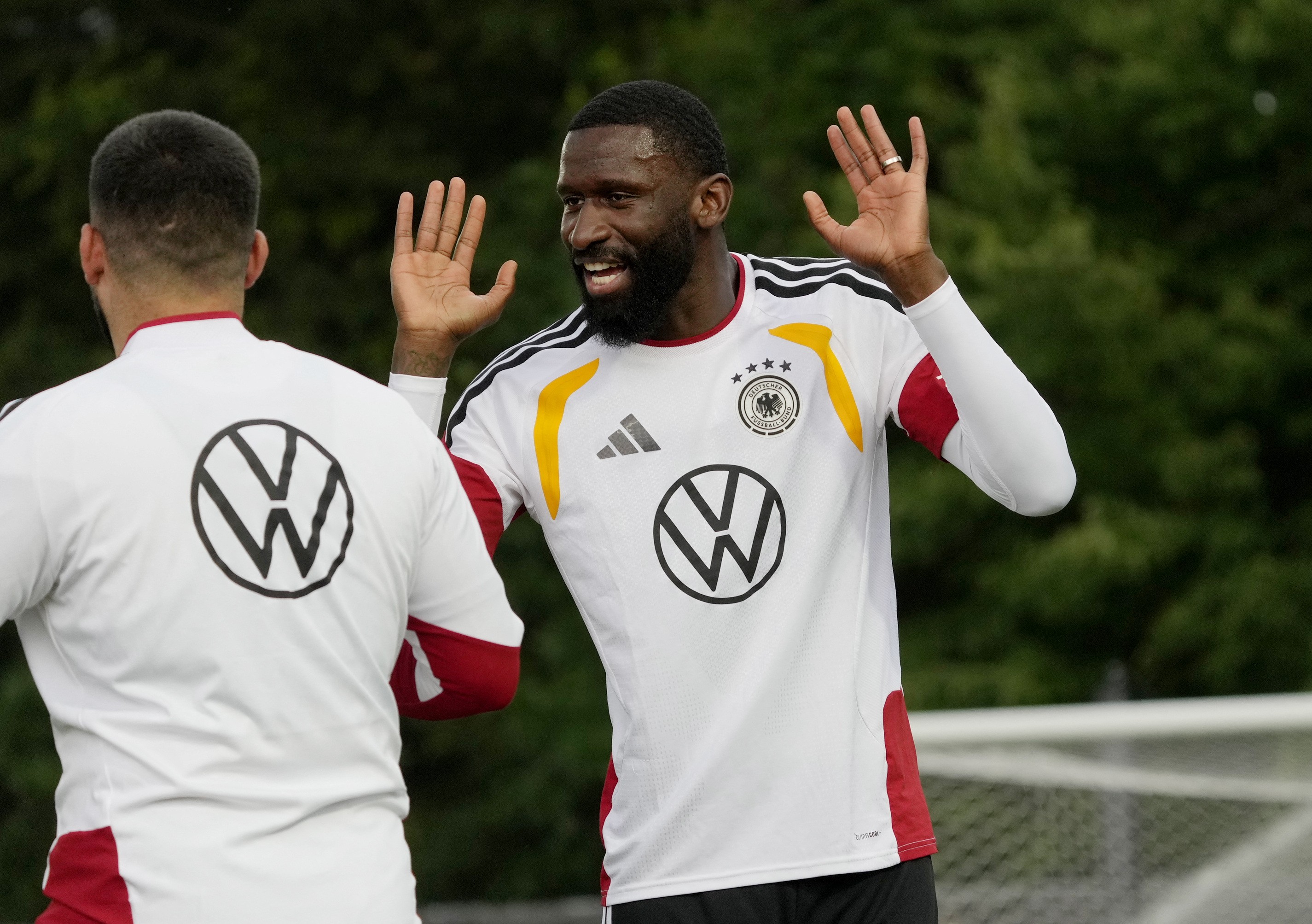 Rudiger anuncia aposentadoria da seleção da Alemanha: "Dar lugar à nova geração"