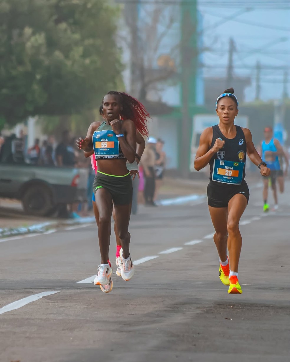 Núbia de Oliveira disputa passo a passo com africana o pódio na Marco Zero — Foto: William Godoy